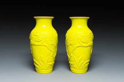 Een paar Chinese vazen met decor van vlinders en bloemen in geel Peking glas, Republiek