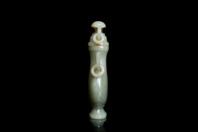 Een Chinees dekselvaasje in celadon jade, 19/20e eeuw