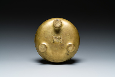 Br&ucirc;le-parfum tripode en bronze dor&eacute;, Chine, marque de Xuande, 19&egrave;me