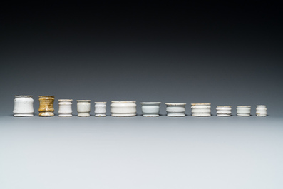 Douze pots &agrave; onguent et albarelli miniatures en fa&iuml;ence blanche de Delft, 17&egrave;me
