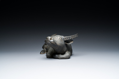 Een grote Chinese grisaille sculptuur van een liggende buffel op houten sokkel, 18/19e eeuw