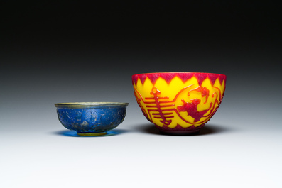 Twee Chinese kommen in Peking glas, Qianlong merken, 19/20e eeuw