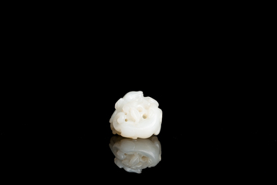 Een Chinese witte jade hanger met twee herten, Qing
