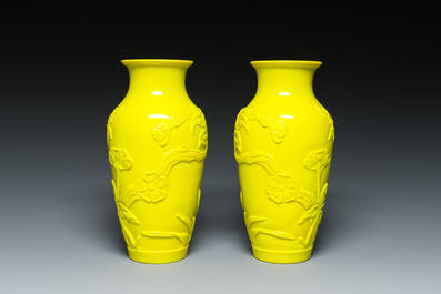 Een paar Chinese vazen met decor van vlinders en bloemen in geel Peking glas, Republiek