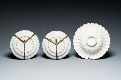 Een diverse collectie blauw-wit en wit Delfts aardewerk, 18e eeuw