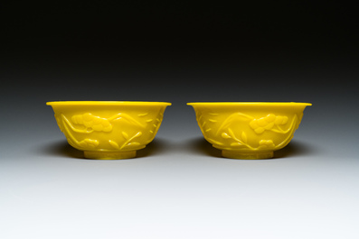Een paar Chinese kommen in geel Peking glas met figuren in een landschap, CHINA merk, Republiek