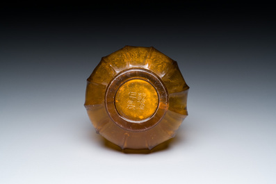 Rare vase de forme bouteille en verre de P&eacute;kin de couleur ambre translucide, Chine, marque et &eacute;poque de Qianlong