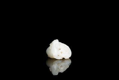 Een Chinese witte jade hanger met twee herten, Qing