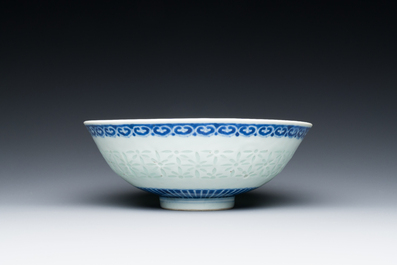 Een Chinese blauw-witte kom met rijstkorrel decor, Qianlong merk en periode