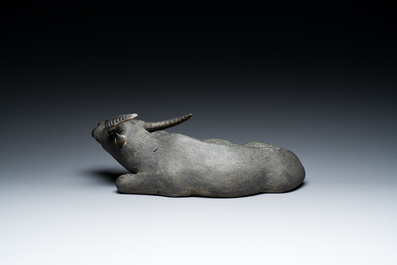 Een grote Chinese grisaille sculptuur van een liggende buffel op houten sokkel, 18/19e eeuw