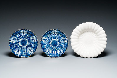Een diverse collectie blauw-wit en wit Delfts aardewerk, 18e eeuw
