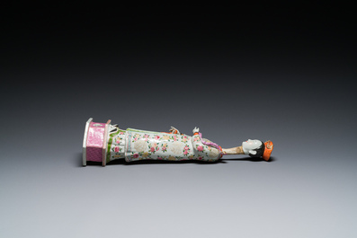 Een grote Chinese famille rose figuur met beweegbaar hoofd, 19/20e eeuw