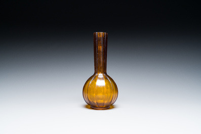 Rare vase de forme bouteille en verre de P&eacute;kin de couleur ambre translucide, Chine, marque et &eacute;poque de Qianlong