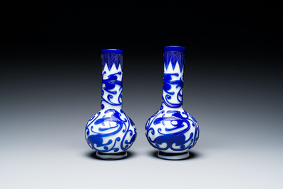 Paire de vases de forme bouteille en verre overlay de P&eacute;kin &agrave; d&eacute;cor de chilongs en bleu sur blanc, Chine, 19&egrave;me