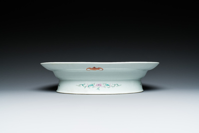 Plat de forme ovale sur talon en porcelaine de Chine &agrave; d&eacute;cor d'anniversaire sur fond jaune, marque et &eacute;poque de Guangxu