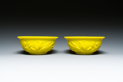 Paire de bols en verre jaune de P&eacute;kin &agrave; d&eacute;cor floral, Chine, 19/20&egrave;me