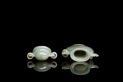 Een Chinees dekselvaasje in celadon jade, 19/20e eeuw