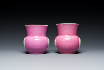Paire de crachoirs en porcelaine de Chine famille rose, 'zhadou', marque de Hongxian, R&eacute;publique