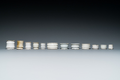 Douze pots &agrave; onguent et albarelli miniatures en fa&iuml;ence blanche de Delft, 17&egrave;me