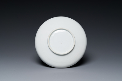 Plat en porcelaine blanc de Chine de Dehua &agrave; d&eacute;cor incis&eacute; d'une fleur de lotus, Ming
