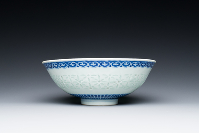 Een Chinese blauw-witte kom met rijstkorrel decor, Qianlong merk en periode