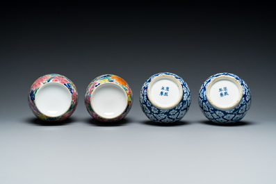 Twee paar Chinese blauw-witte en famille rose vazen, 19/20e eeuw