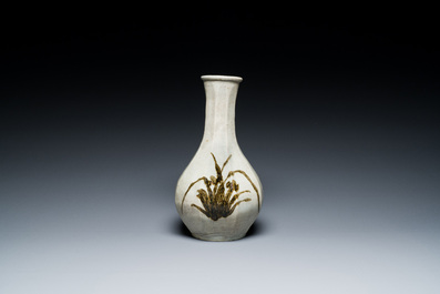 Een Koreaanse flesvormige vaas met floraal decor, Joseon dynastie, 16e eeuw