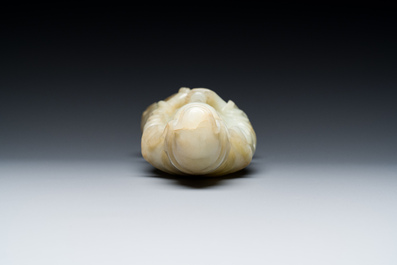 Een Chinese celadon jade sculptuur van Guanyin, Qing