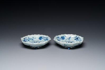 Paire d'&eacute;gouttoirs en fa&iuml;ence de Delft en bleu et blanc, 18&egrave;me