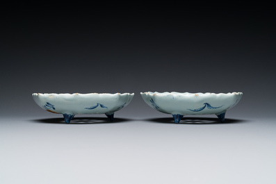 Paire d'&eacute;gouttoirs en fa&iuml;ence de Delft en bleu et blanc, 18&egrave;me