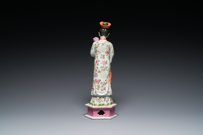 Een grote Chinese famille rose figuur met beweegbaar hoofd, 19/20e eeuw