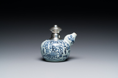 Kendi en fa&iuml;ence de Delft en bleu et blanc &agrave; monture en argent, fin du 17&egrave;me