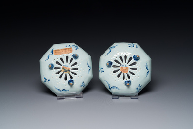 Paire d'&eacute;gouttoirs en fa&iuml;ence de Delft en bleu et blanc, 18&egrave;me