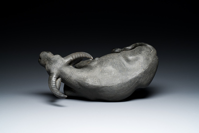 Een grote Chinese grisaille sculptuur van een liggende buffel op houten sokkel, 18/19e eeuw