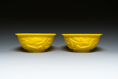 Een paar Chinese kommen in geel Peking glas met figuren in een landschap, CHINA merk, Republiek