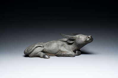 Een grote Chinese grisaille sculptuur van een liggende buffel op houten sokkel, 18/19e eeuw