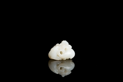 Een Chinese witte jade hanger met twee herten, Qing