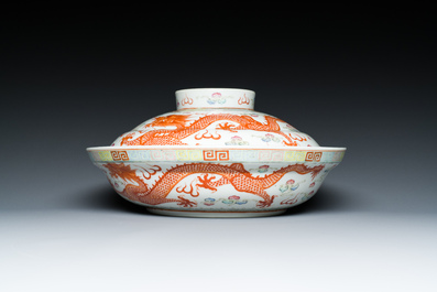 Bol couvert en porcelaine de Chine famille rose, marque de sceau Xiao Liu Xiang Guan 小留香館, 19/20&egrave;me