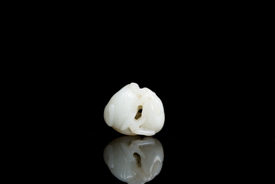 Een Chinese witte jade hanger met twee herten, Qing