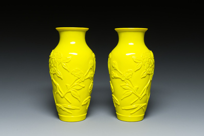 Een paar Chinese vazen met decor van vlinders en bloemen in geel Peking glas, Republiek
