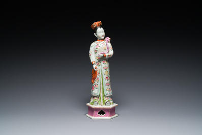 Een grote Chinese famille rose figuur met beweegbaar hoofd, 19/20e eeuw