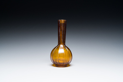 Rare vase de forme bouteille en verre de P&eacute;kin de couleur ambre translucide, Chine, marque et &eacute;poque de Qianlong