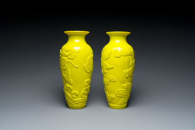 Een paar Chinese vazen met decor van vissen in geel Peking glas, Republiek