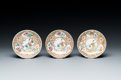 Een Chinese famille rose theepot, vier koppen en drie schotels, Yongzheng