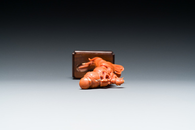 Sculpture d'une femme avec une branche fleurie en corail rouge, Chine, 19/20&egrave;me