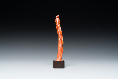 Sculpture d'une femme avec fleur de lotus en corail rouge, Chine, 19/20&egrave;me