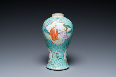Een Chinese famille rose vaas met turquoise fondkleur met opengewerkt houten deksel en sokkel, 1e helft 19e eeuw