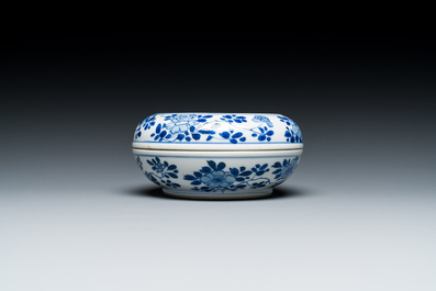 Een Chinees blauw-wit dekseldoosje met decor van antiquiteiten, Kangxi