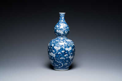 Vase de forme double gourde en porcelaine de Chine en bleu et blanc &agrave; d&eacute;cor de fleurs de prunus, 18&egrave;me