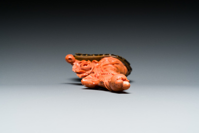 A Chinese red coral figure of a lady with a fan, 19/20th C.